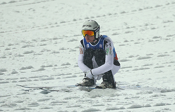 Slovinec Domen Prevc b�hem týmové sout�e.