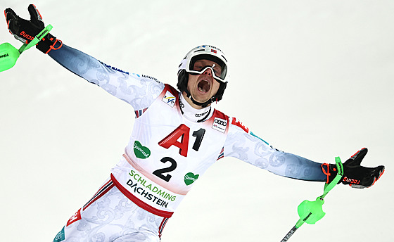 Henrik Kristoffersen slaví slalomový triumf ve Schladmingu.