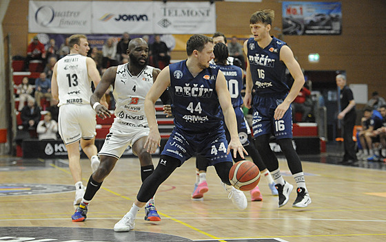 D��ínský kapitán Luká� Fe�tr brán�ný Jamondou Bryantem.