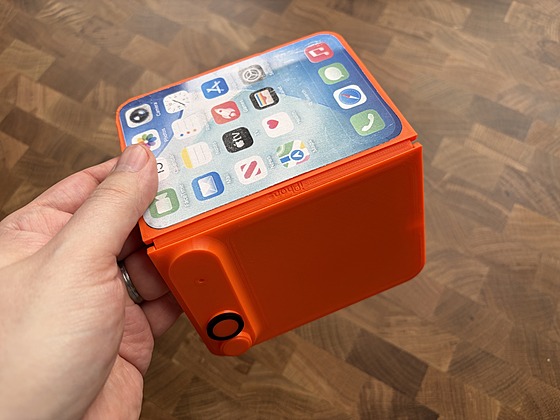 Model mo�né podoby chystaného ohebného iPhonu vyti�t�ný na 3D tiskárn�