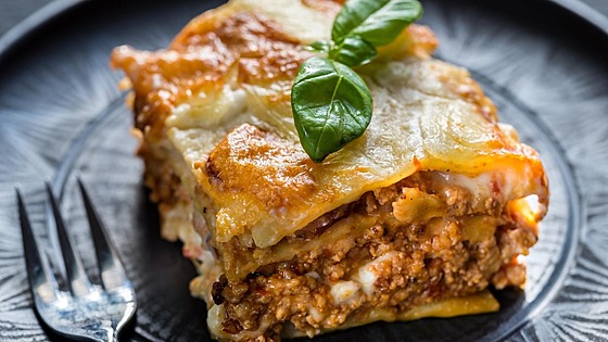 Navrstvené t�stoviny, masové ragú, be�amel a sýr � to jsou lasagne al forno