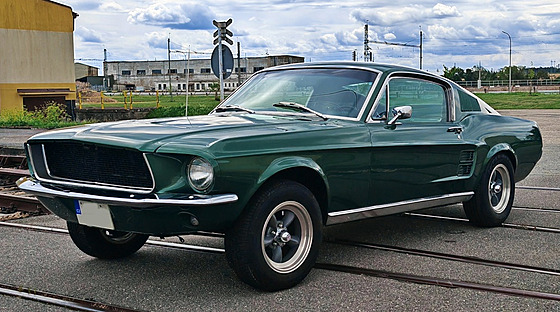 Veterán Ford Mustang Fastback GTA S390 z roku 1967 zabavili policisté, nyní...