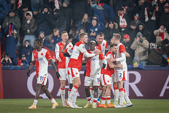 Slávisti�tí fotbalisté slaví gól v utkání s Barcelonou. Do vlastní brány se...