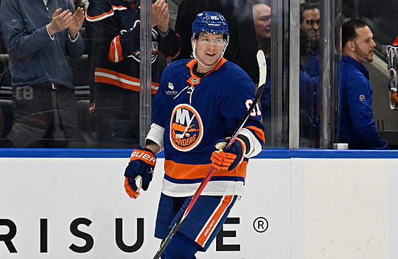 Ond�ej Palát (81) z New York Islanders slaví sv�j gól.