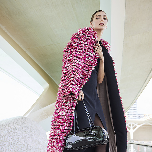 Je ženská, něžná, nepřehlédnutelná. Rozsviťte zimu růžovou barvou