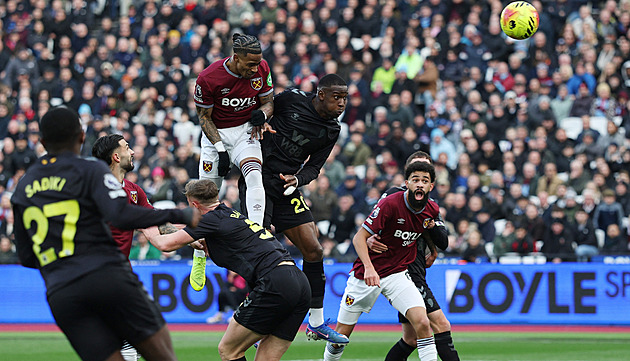 ONLINE: West Ham se Součkem v základu drtí Sunderland, pak Wolves na City