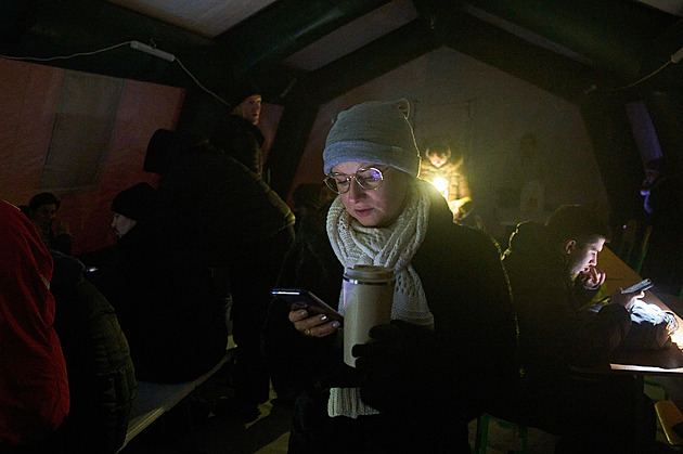 Generátory a baterie. Češi na pomoc mrznoucí Ukrajině za pár hodin poslali miliony