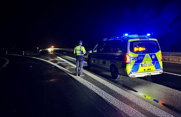 Ledovka komplikuje dopravu i v Německu. Při sérii nehod na západě zemřeli tři lidé