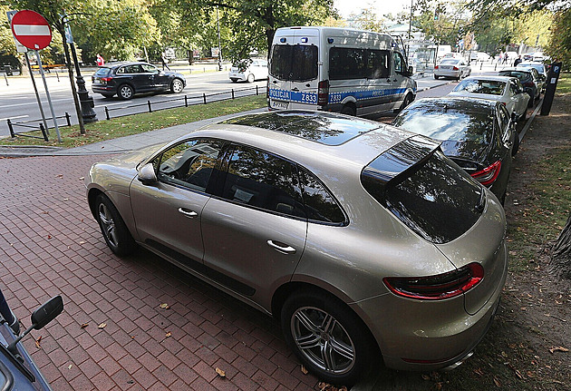 Náhle přestanou jezdit. Porsche a BMW v Rusku mají problém kvůli rušičkám dronů