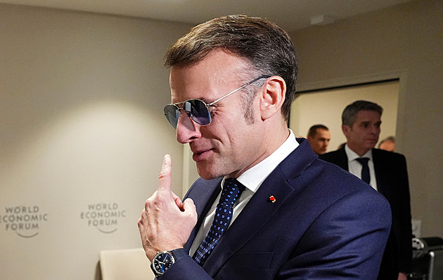 Maverick, nebo snad kyborg? Macron v Davosu pobavil slunečními brýlemi