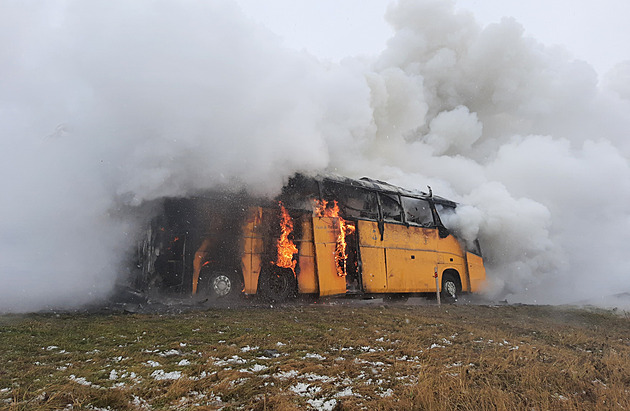 Dálnici D46 blokuje požár dálkového autobusu, policie evakuovala 35 lidí