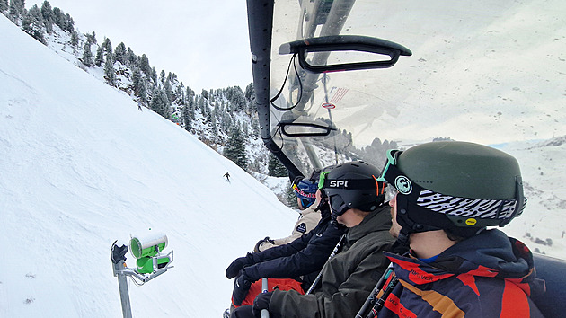 Lyžařské Harakiri. Nejprudší svah Alp se jezdí po zadku či s cizími lyžemi v náručí