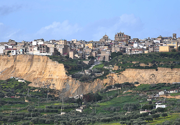 Tady už se žít nedá. Sicilské město zřídilo no-go zónu, Meloniová sesuv viděla shora