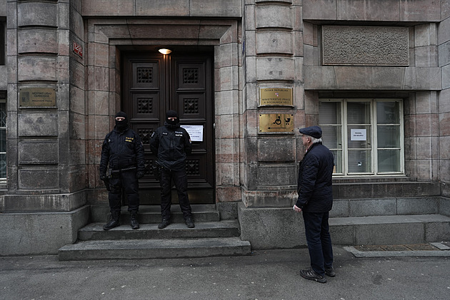 Policisté zasahují na černošickém úřadě v Praze, zadrželi 16 lidí
