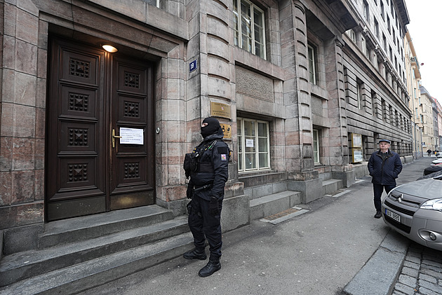 Výuku zvládli, řidičák nemají. Autoškoly berou víc žáků, než zvládnou přezkoušet