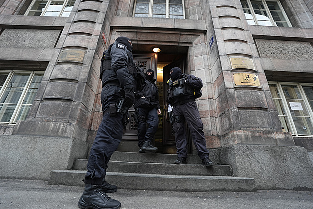 Po razii na černošickém úřadu obvinili 16 lidí, případ se týká řidičáků