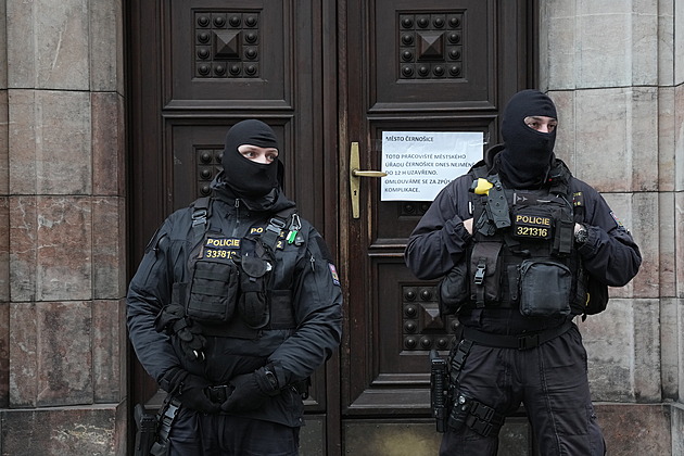 Kauza řidičáků v Černošicích. Žalobkyně žádá vazbu pro všech 16 obviněných