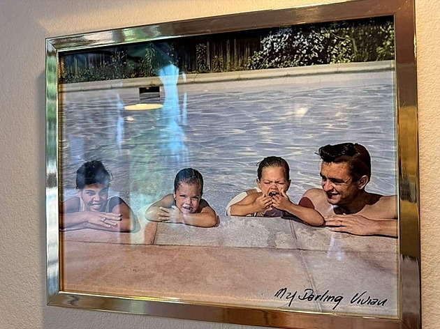 Tady bydlel Johnny Cash. Šest ložnic, čtyři koupelny, bazén, kulečník. Vyspěte se tu