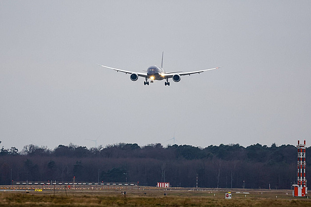 Super jeřáb přistál v Praze. Ruzyně přivítala letadlo Lufthansy ve speciálním kabátě