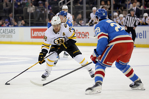 Pastrňák slavil jubilejní 900. bod, Vejmelka přišel o vítěznou sérii