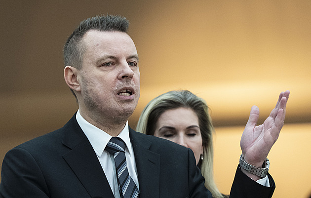 Objednal zapálení auta, domluvil spolupráci s SPD. Kdo řídí Rajchlovo PRO