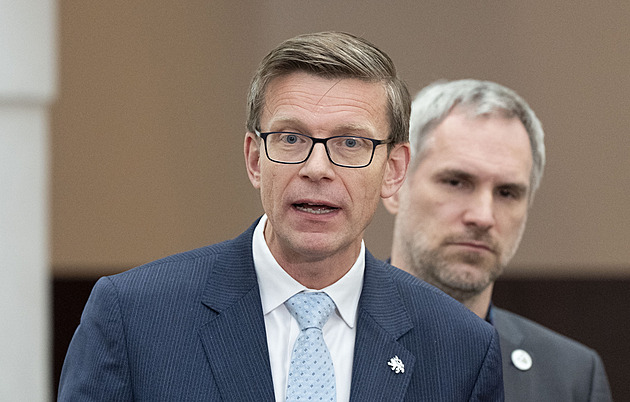 Slibovat výdaje na obranu přes dvě procenta je teď nereálné, řekla Schillerová