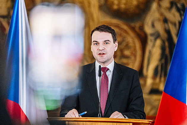 KOMENTÁŘ: Osm bodů, které ukazují, že válka Hradu s vládou opravdu vypukla