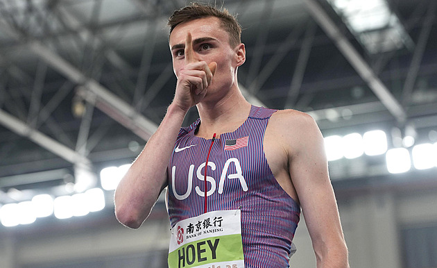 Hoey překonal téměř 30 let starý rekord na osmistovce, Lyles běžel 300 metrů