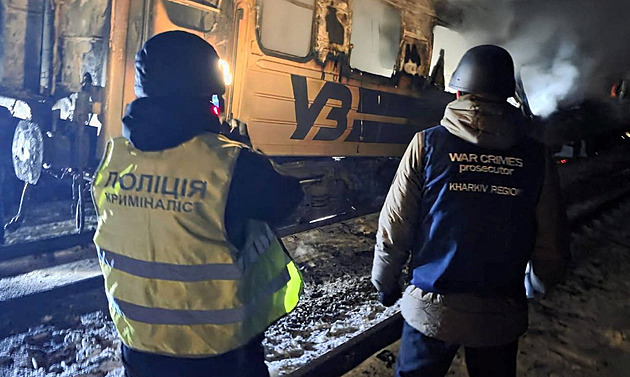 Rusové zasáhli v Charkovské oblasti vlak, pět mrtvých. Terorismus, zuří Zelenskyj