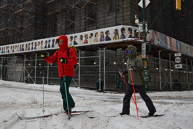 Sedm mrtvých, přes deset tisíc zrušených letů. Zimní bouře paralyzuje USA