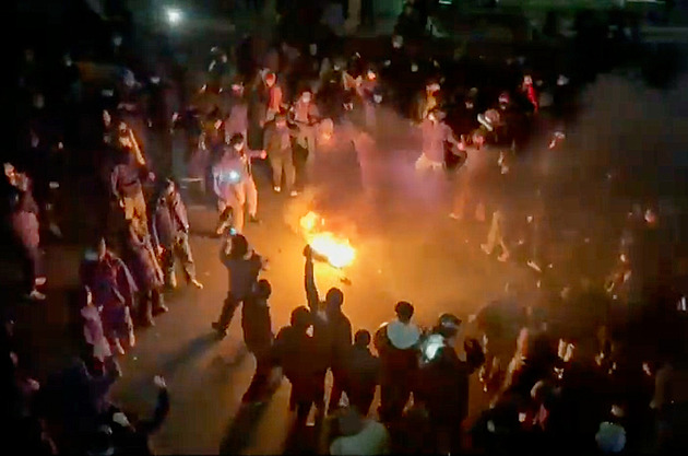 Proti protestům zakročíme ještě tvrději, hrozí revoluční gardy a blokují internet