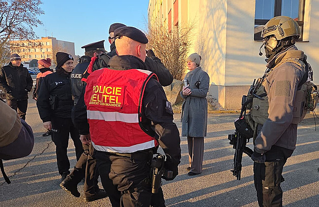 Zásahová jednotka ve školách na Českokrumlovsku, anonym jim hrozí výbuchem