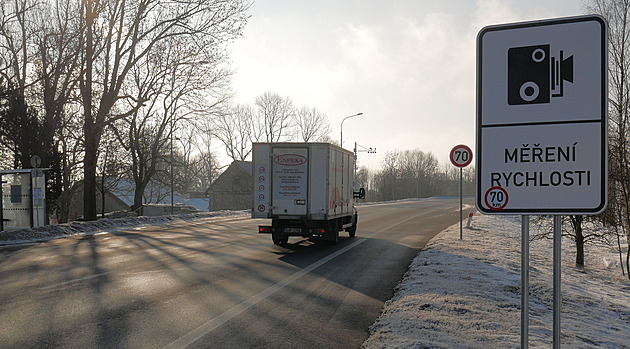 Rekordman jel přes Stržanov 115 kilometrů v hodině. Teď řidiče brzdí radar