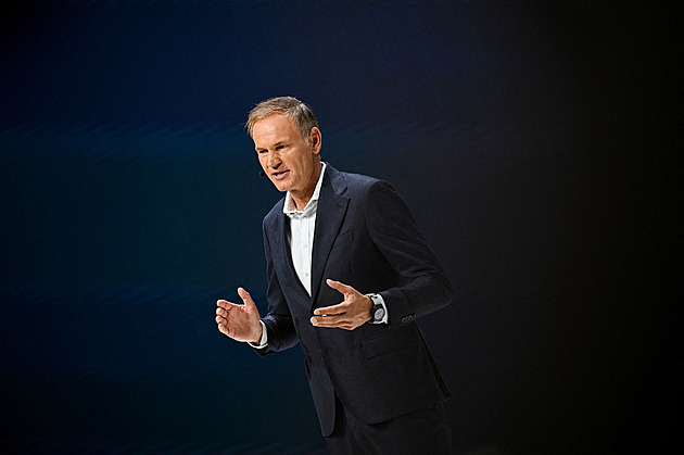 Šéf VW je pod obrovským tlakem. Musí najít recept na Čínu a dotáhnout software