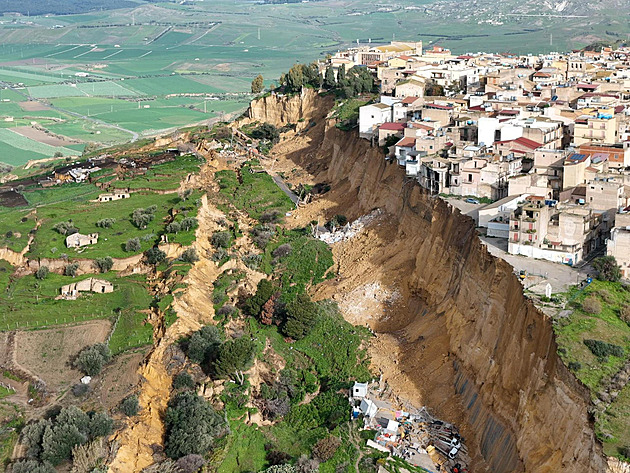 Sesuv půdy polyká sicilské město, domy a auta se řítily do obrovské trhliny