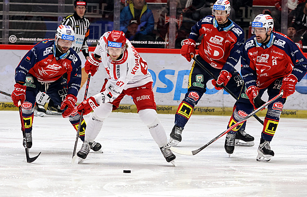ONLINE: Pardubice - Třinec. Startuje extraligové finále, kdo do něj vstoupí lépe?