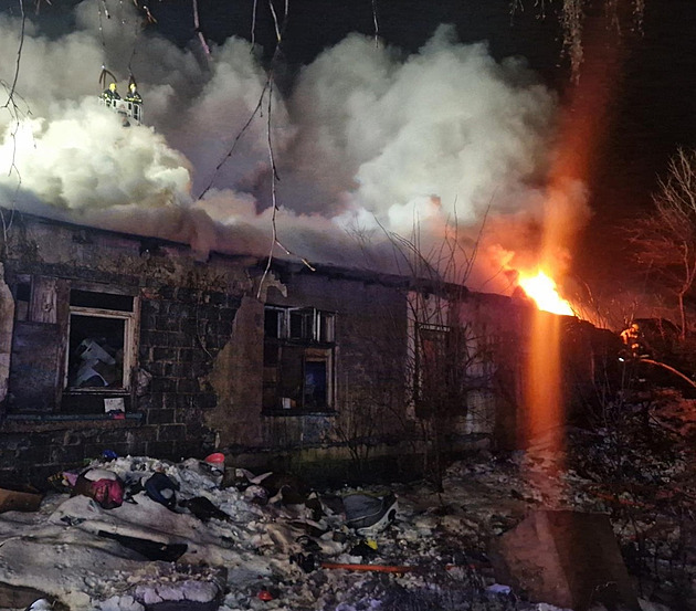 Požár vzal střechu nad hlavou šedesátce lidí, kraj řeší krizovou situaci