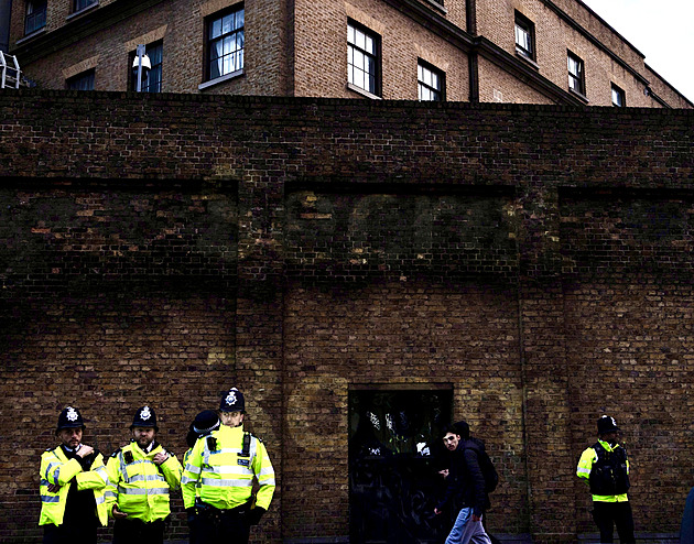 Británie povolila Číně největší ambasádu v Evropě. Odpůrci varují před špionáží