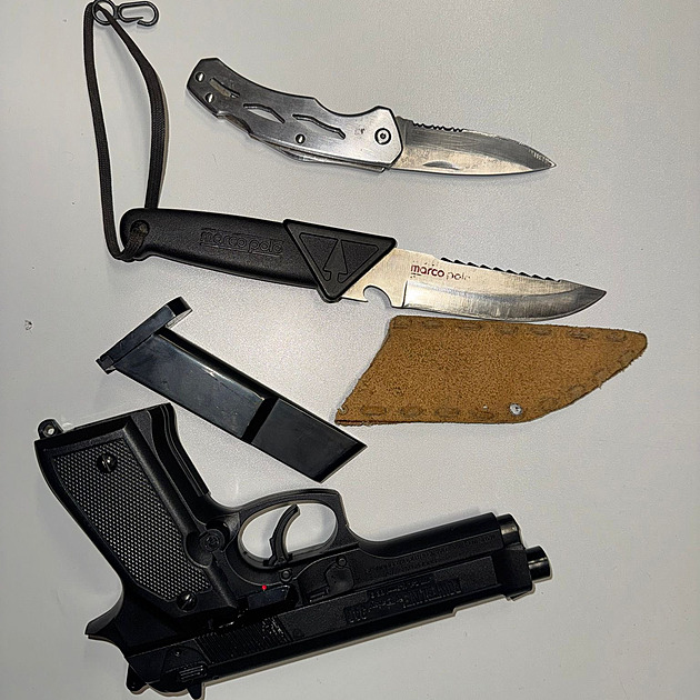 Do obchodního centra přinesl nože a maketu pistole. Policie mladíka záhy zadržela