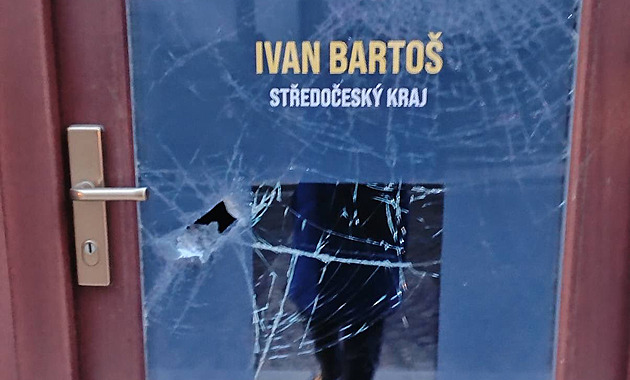 Někdo zaútočil sekerou na Bartošovu kancelář a zanechal tam tajemný vzkaz