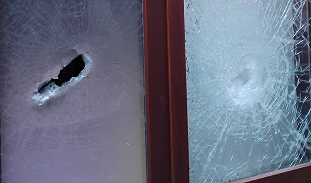 Policisté zadrželi muže, který zaútočil na Bartošovu kancelář. Hrozí mu tři roky