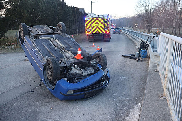 Řidička neoškrábala sklo, kvůli špatnému výhledu převrátila auto na střechu