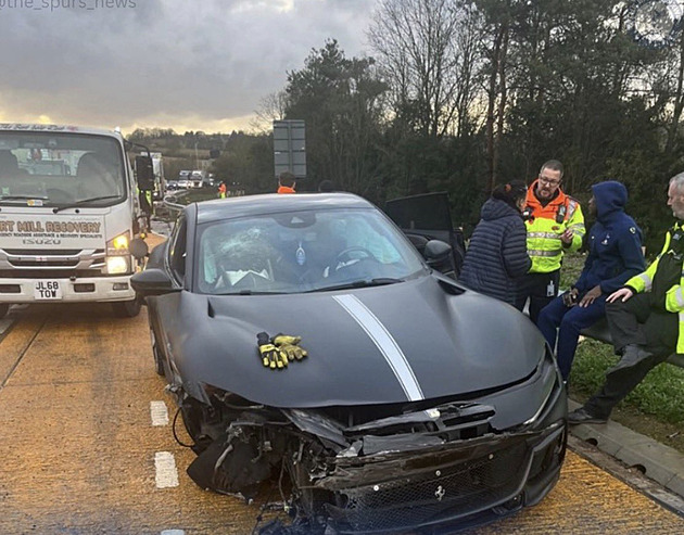 Kolo Muani měl nehodu ve ferrari. Útočník Tottenhamu vyvázl bez zranění