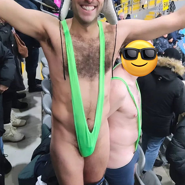 Fanoušci se v Kazachstánu svlékli do boratovských plavek. Skončili ve vězení