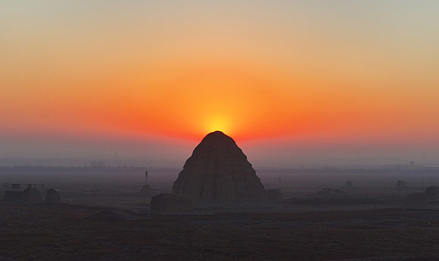 Vypadají jako egyptské pyramidy. Čínské hrobky zdobily Hedvábnou stezku