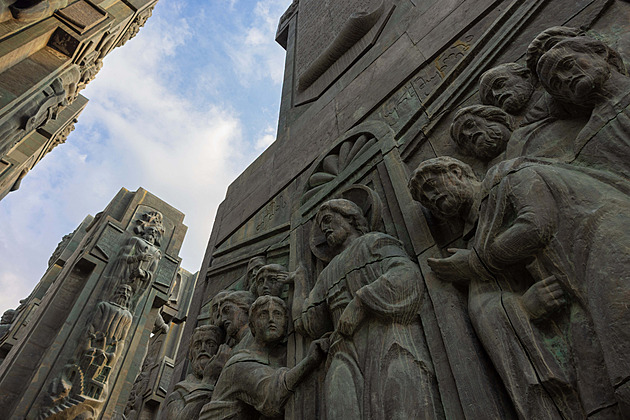 Nad Tbilisi se tyčí tajemný monument. Tuto gruzínskou památku turisté neznají