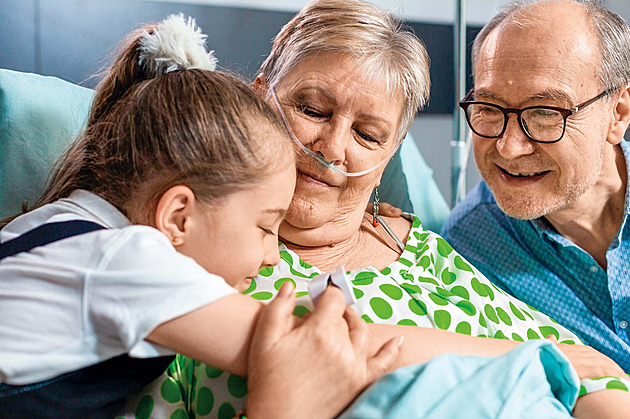 Češi chtějí umírat doma. Mobilních hospiců je však výrazný nedostatek, říká zakladatel