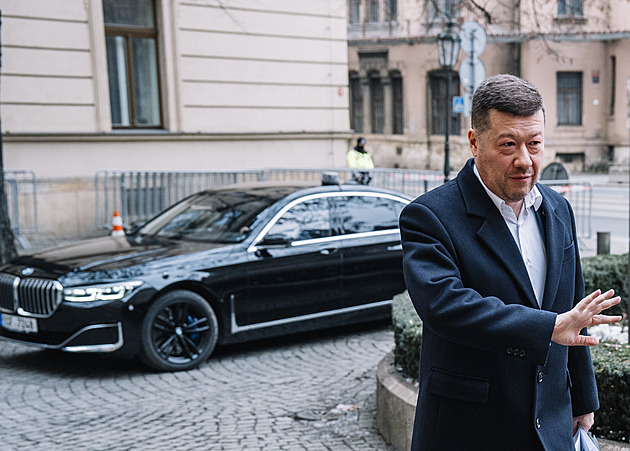 Ojetina po Pekarové, hájil šéf SPD jízdu v BMW. Stát ho pořídil už pro Vondráčka