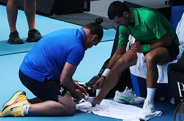 Djokovič prohrával 0:2, po zranění soupeře ale postupuje. Siniaková titul neobhájí
