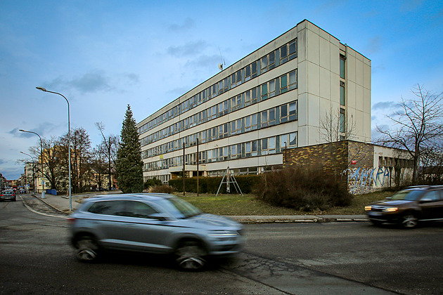 Firmě se nevyplácí drahý provoz chátrající budovy, nahradí ji nový dům